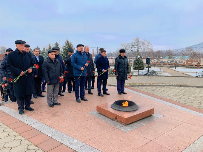 Во Владикавказе возложили цветы в День Неизвестного Солдата