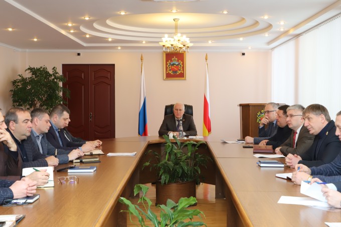В администрации Владикавказа состоялось еженедельное аппаратное совещание под председательством Вячеслава Мильдзихова. 
