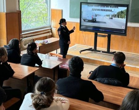 Сотрудники Госавтоинспекции Управления МВД России по городу Владикавказу встретились со студентами профессиональной образовательной организации «Владикавказский колледж электроники»