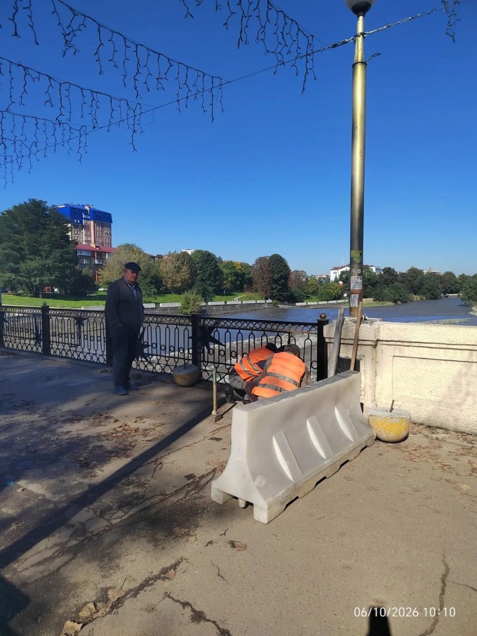 На мосту Кладки ремонтируют дорожное полотно