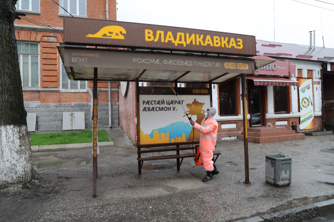 Остановки общественного транспорта во Владикавказе продезинфицировали